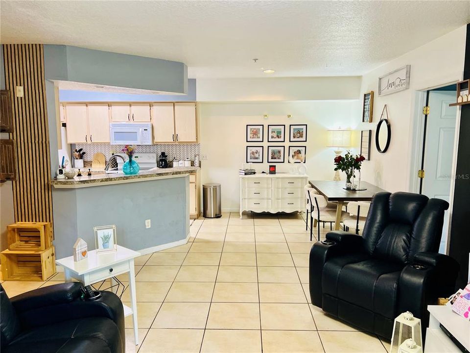 For Sale: $245,000 (2 beds, 2 baths, 1013 Square Feet)