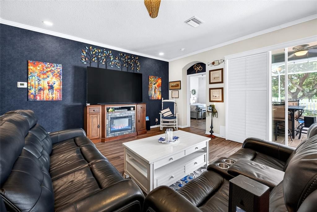 En Venta: $455,000 (3 camas, 2 baños, 2079 Pies cuadrados)
