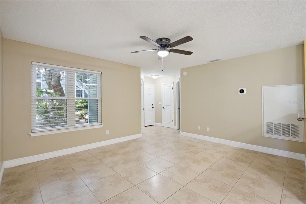 For Sale: $159,900 (2 beds, 2 baths, 947 Square Feet)