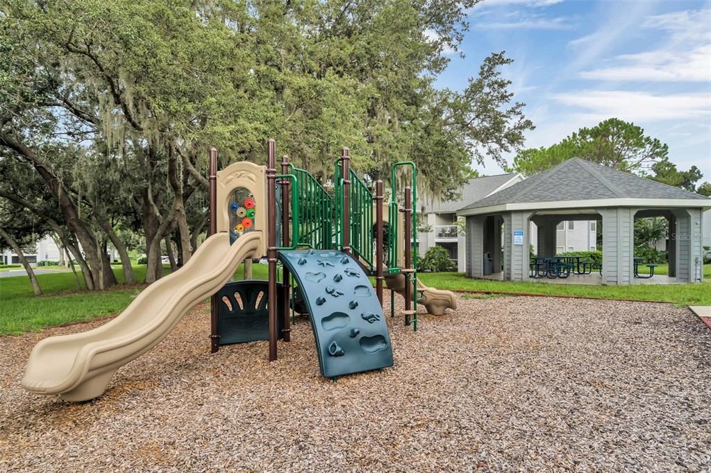 For Sale: $159,900 (2 beds, 2 baths, 947 Square Feet)
