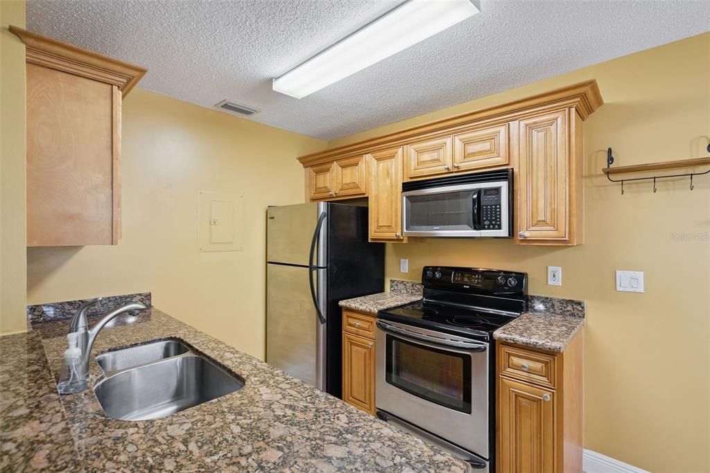 For Sale: $159,900 (2 beds, 2 baths, 947 Square Feet)