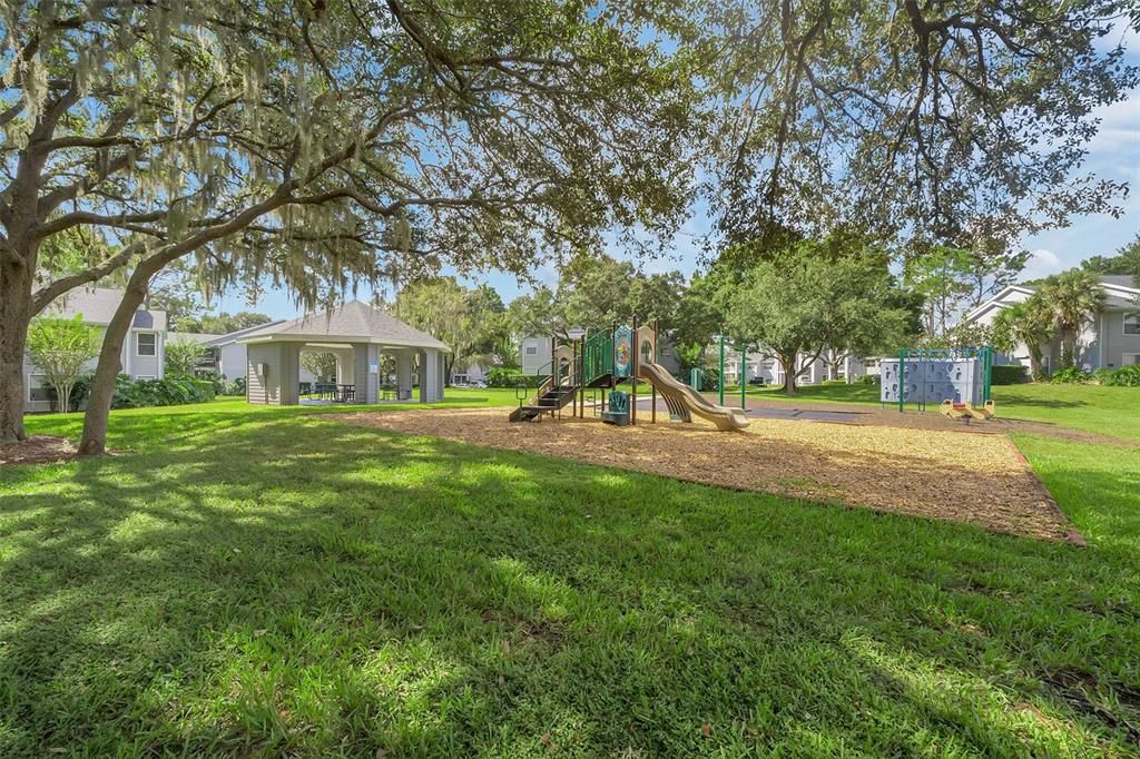 For Sale: $159,900 (2 beds, 2 baths, 947 Square Feet)