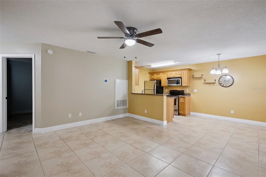 For Sale: $159,900 (2 beds, 2 baths, 947 Square Feet)