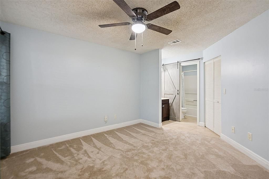 For Sale: $159,900 (2 beds, 2 baths, 947 Square Feet)