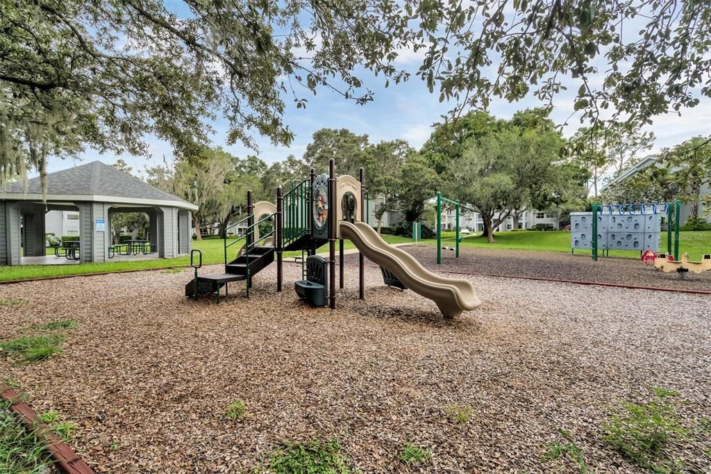For Sale: $159,900 (2 beds, 2 baths, 947 Square Feet)