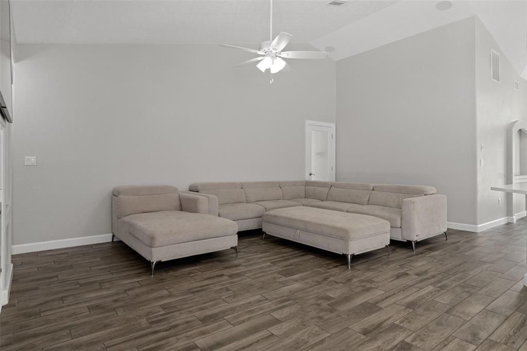 For Sale: $715,000 (5 beds, 2 baths, 3003 Square Feet)