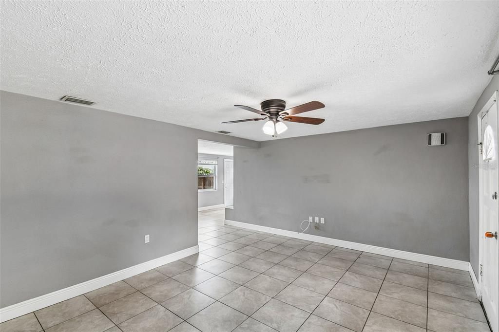 For Sale: $210,000 (2 beds, 1 baths, 975 Square Feet)