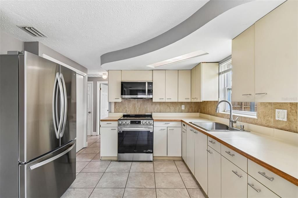 For Sale: $210,000 (2 beds, 1 baths, 975 Square Feet)