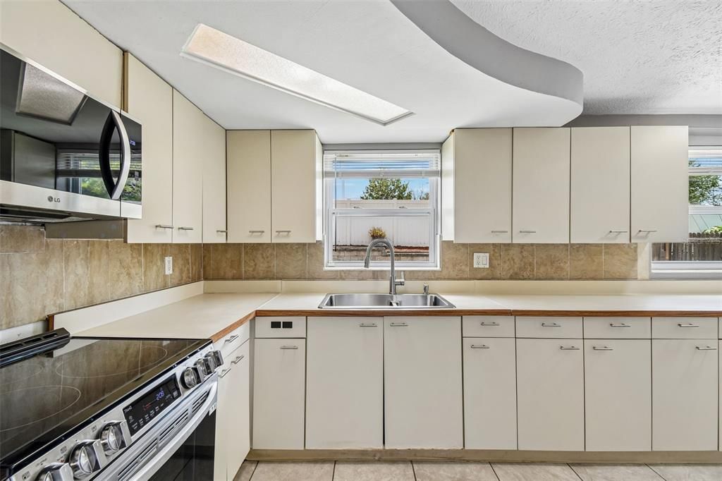 For Sale: $210,000 (2 beds, 1 baths, 975 Square Feet)