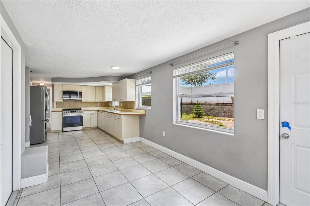 For Sale: $210,000 (2 beds, 1 baths, 975 Square Feet)
