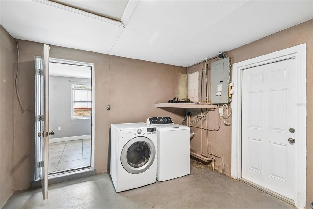 For Sale: $210,000 (2 beds, 1 baths, 975 Square Feet)