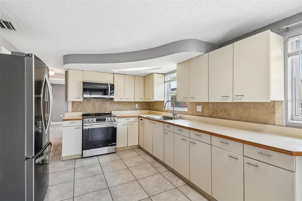 For Sale: $210,000 (2 beds, 1 baths, 975 Square Feet)