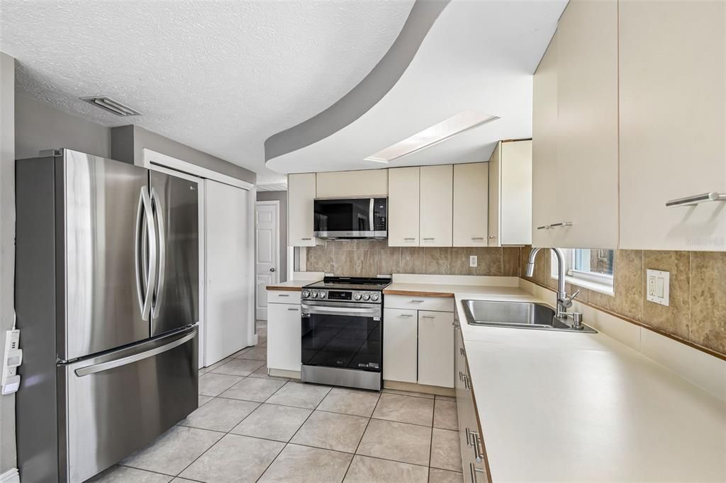 For Sale: $210,000 (2 beds, 1 baths, 975 Square Feet)