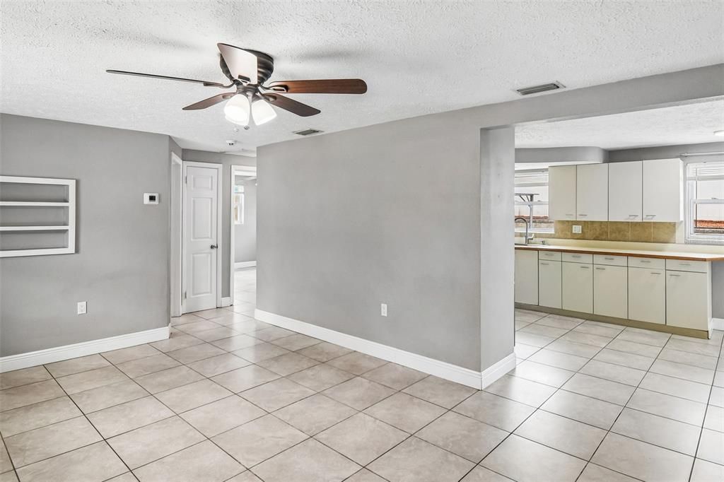 For Sale: $210,000 (2 beds, 1 baths, 975 Square Feet)