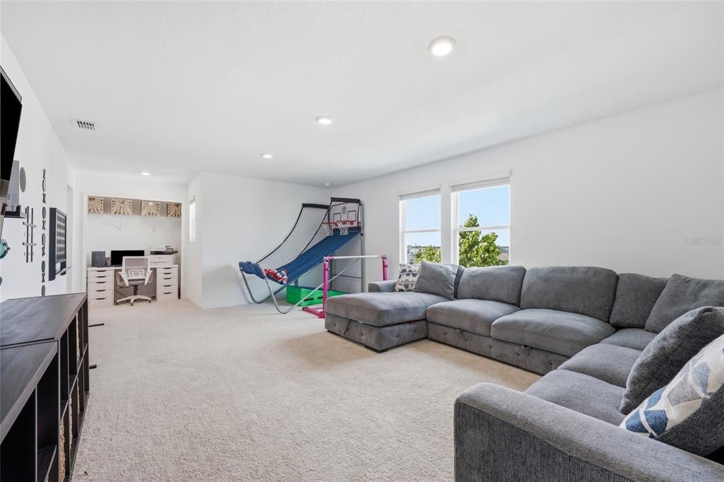 For Sale: $500,000 (5 beds, 3 baths, 2765 Square Feet)