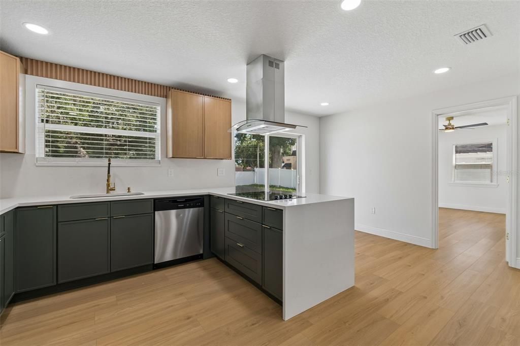 En Venta: $599,000 (4 camas, 3 baños, 1637 Pies cuadrados)