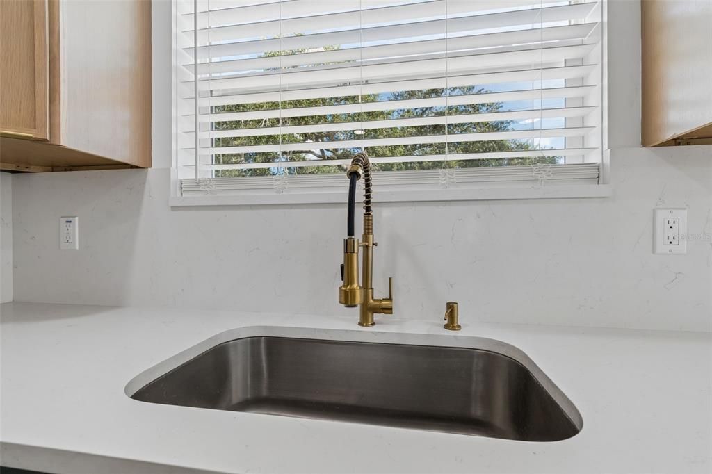 En Venta: $599,000 (4 camas, 3 baños, 1637 Pies cuadrados)