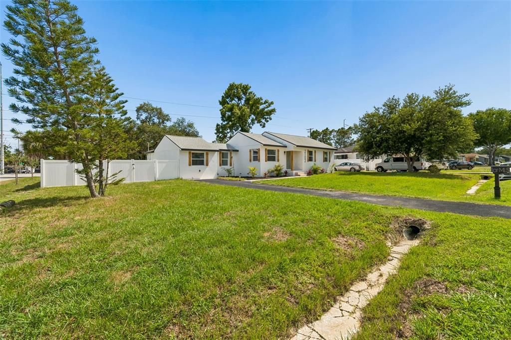 En Venta: $599,000 (4 camas, 3 baños, 1637 Pies cuadrados)