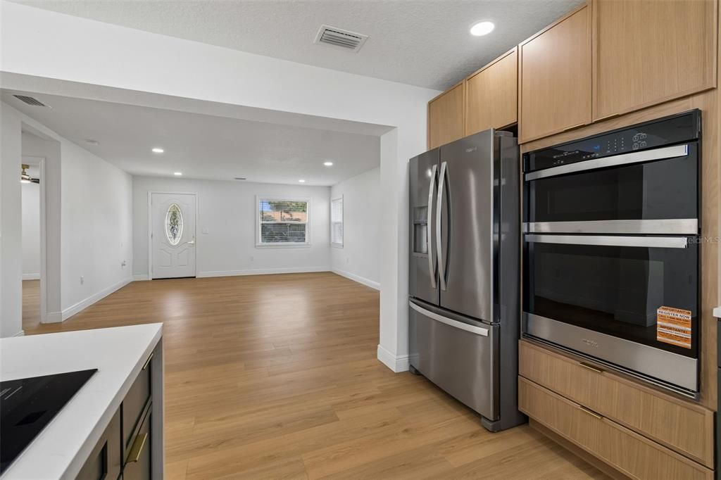 En Venta: $599,000 (4 camas, 3 baños, 1637 Pies cuadrados)