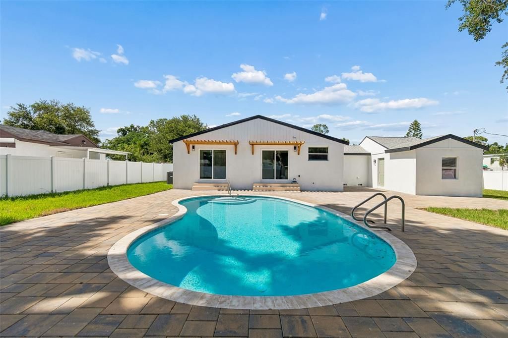 En Venta: $599,000 (4 camas, 3 baños, 1637 Pies cuadrados)