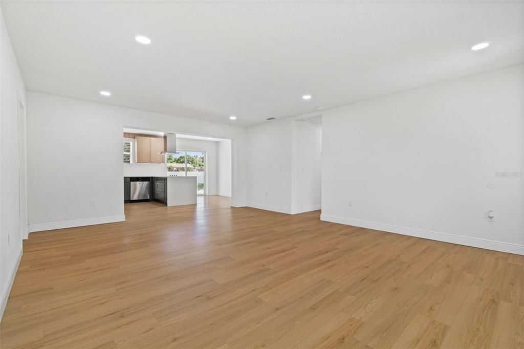 En Venta: $599,000 (4 camas, 3 baños, 1637 Pies cuadrados)