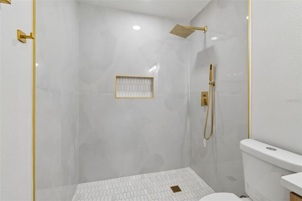 En Venta: $599,000 (4 camas, 3 baños, 1637 Pies cuadrados)