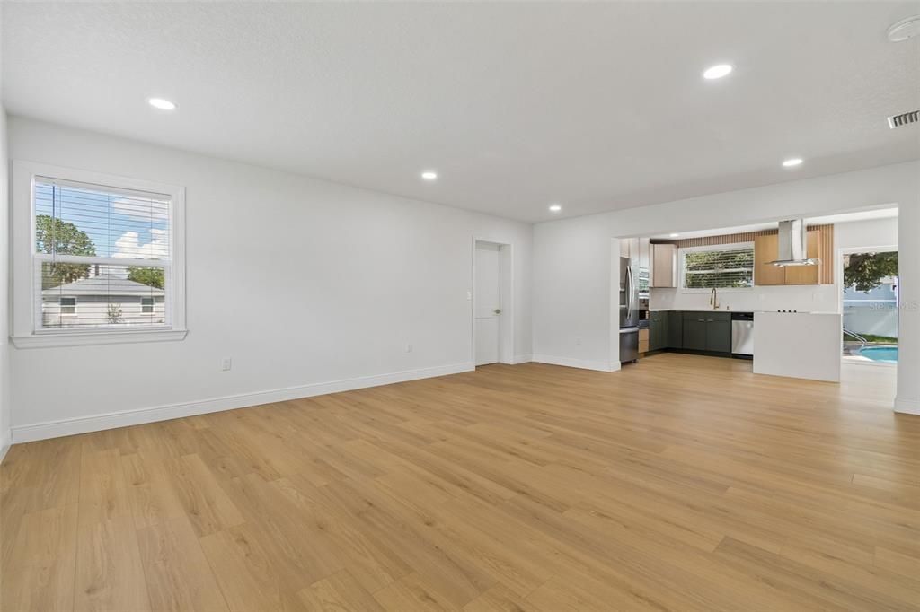 En Venta: $599,000 (4 camas, 3 baños, 1637 Pies cuadrados)