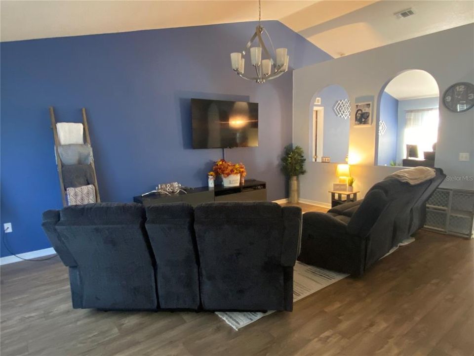 For Rent: $2,100 (3 beds, 2 baths, 2047 Square Feet)