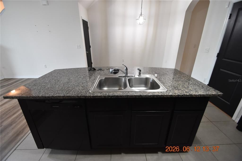 В аренду: $2,300 (3 спален, 2 ванн, 1707 Квадратных фут)
