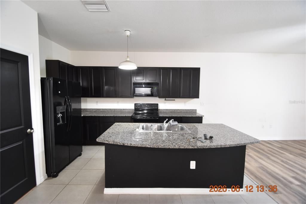 В аренду: $2,300 (3 спален, 2 ванн, 1707 Квадратных фут)