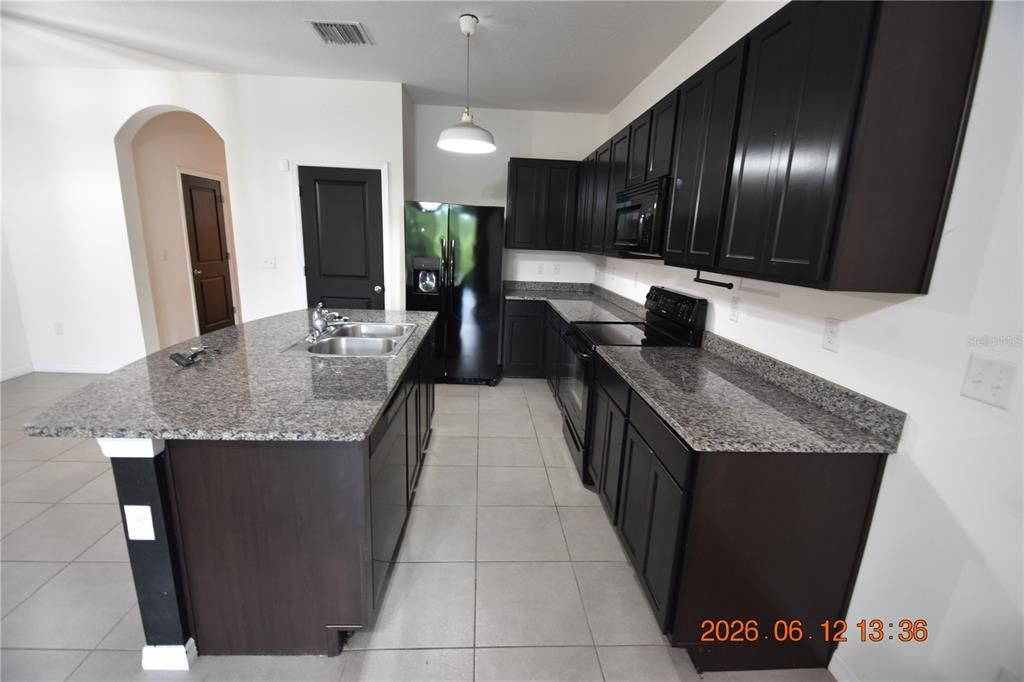 В аренду: $2,300 (3 спален, 2 ванн, 1707 Квадратных фут)