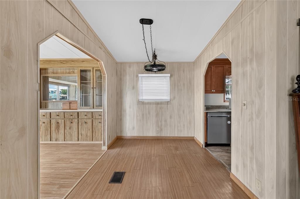 На продажу: $249,900 (2 спален, 2 ванн, 1357 Квадратных фут)