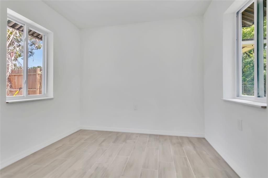 На продажу: $340,000 (5 спален, 2 ванн, 1395 Квадратных фут)
