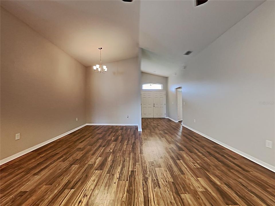 For Rent: $2,105 (3 beds, 2 baths, 1566 Square Feet)