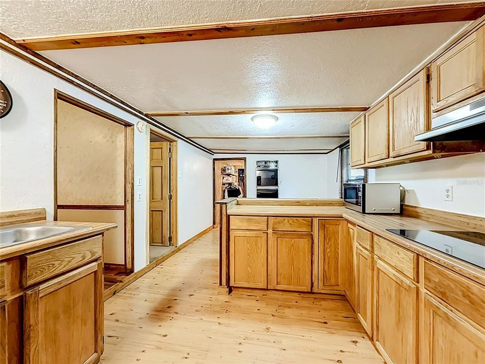 For Sale: $230,000 (3 beds, 3 baths, 1384 Square Feet)