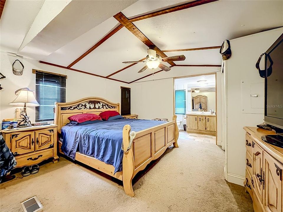 For Sale: $230,000 (3 beds, 3 baths, 1384 Square Feet)
