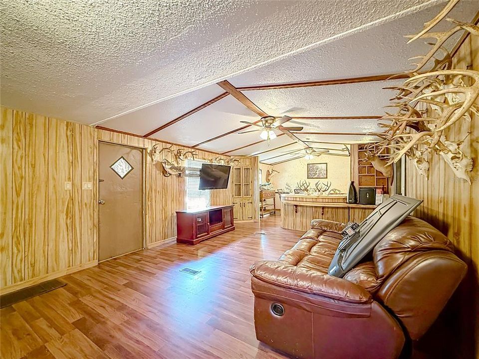 For Sale: $230,000 (3 beds, 3 baths, 1384 Square Feet)