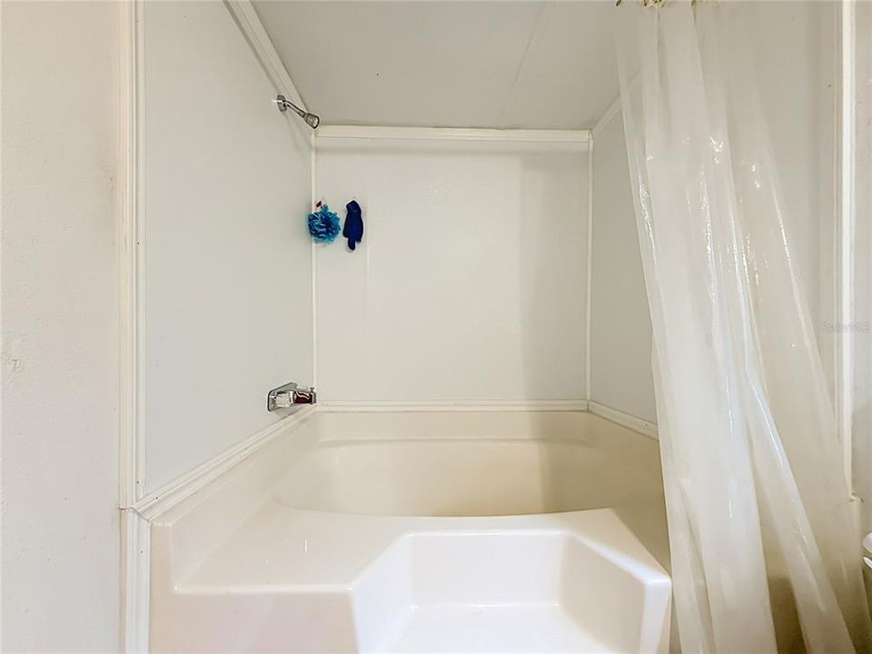 For Sale: $230,000 (3 beds, 3 baths, 1384 Square Feet)