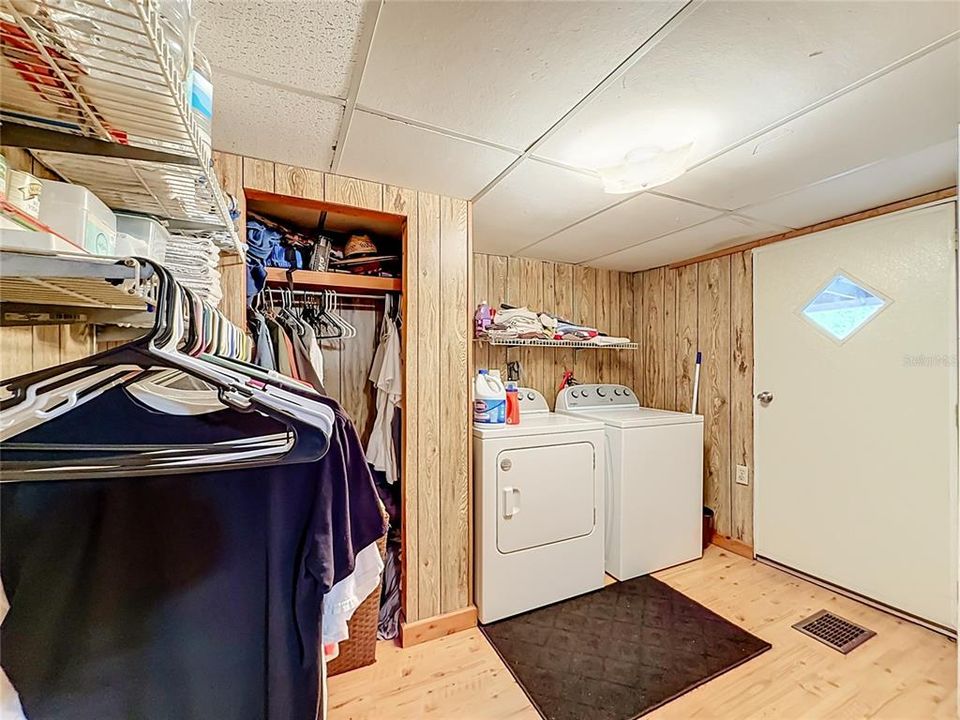 For Sale: $230,000 (3 beds, 3 baths, 1384 Square Feet)