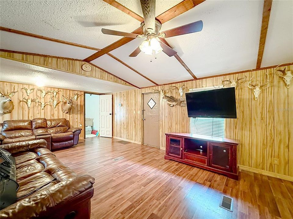 For Sale: $230,000 (3 beds, 3 baths, 1384 Square Feet)