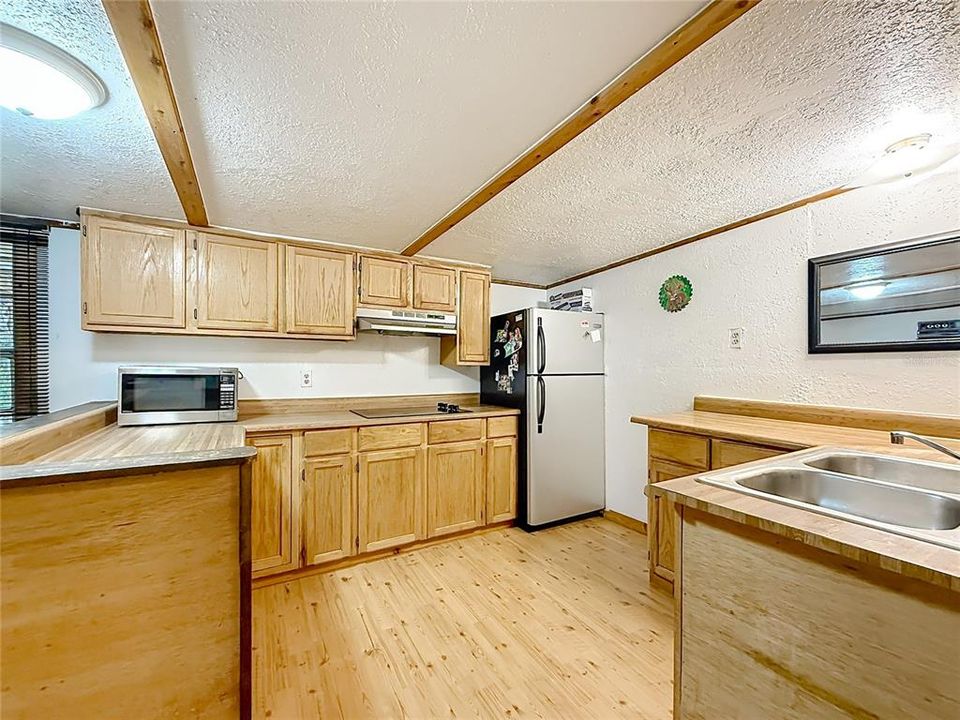 For Sale: $230,000 (3 beds, 3 baths, 1384 Square Feet)
