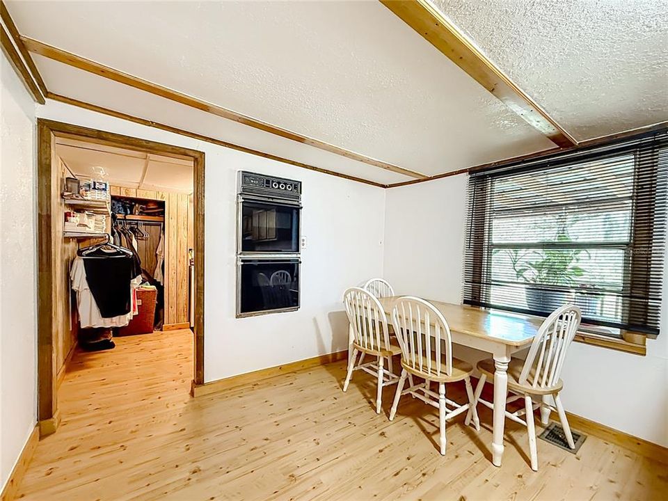 For Sale: $230,000 (3 beds, 3 baths, 1384 Square Feet)