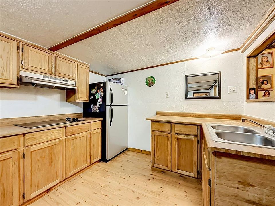 For Sale: $230,000 (3 beds, 3 baths, 1384 Square Feet)
