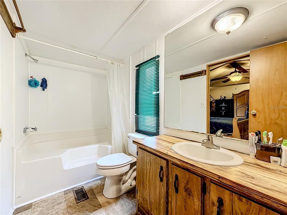 For Sale: $230,000 (3 beds, 3 baths, 1384 Square Feet)