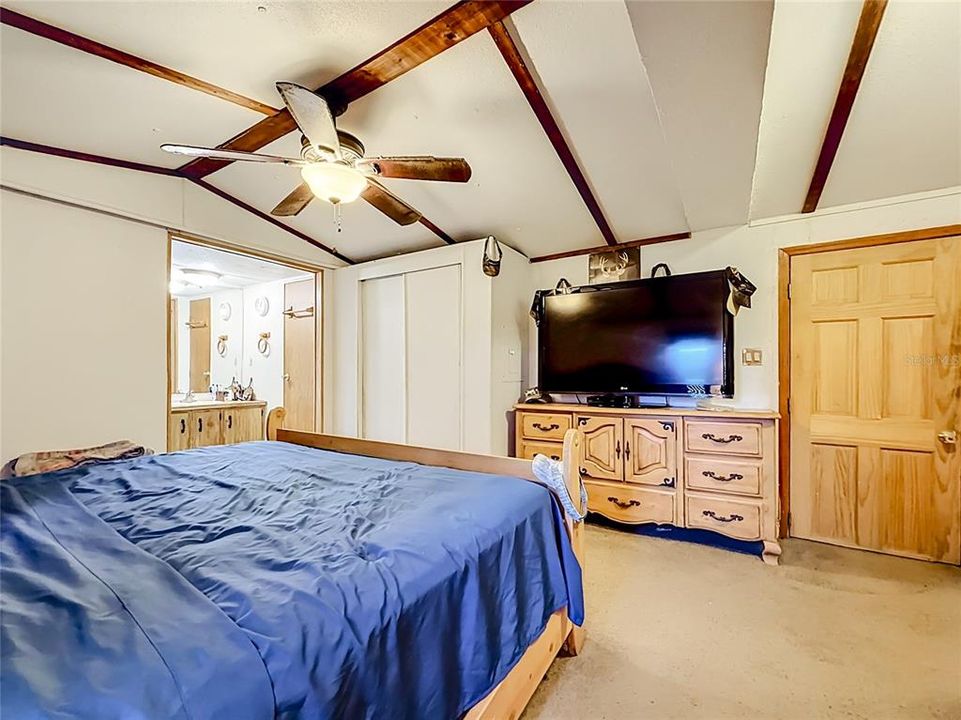 For Sale: $230,000 (3 beds, 3 baths, 1384 Square Feet)