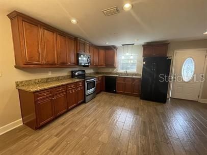 For Rent: $1,725 (3 beds, 2 baths, 1600 Square Feet)