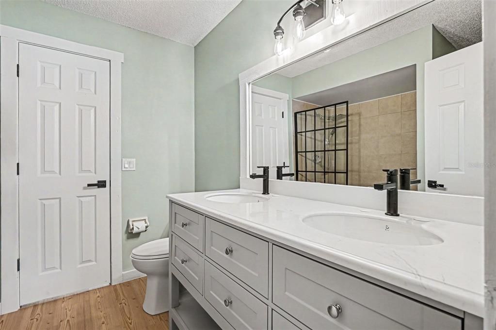 For Sale: $700,000 (4 beds, 3 baths, 2582 Square Feet)