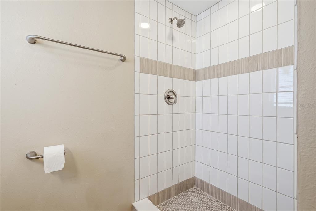 На продажу: $249,900 (2 спален, 2 ванн, 1225 Квадратных фут)