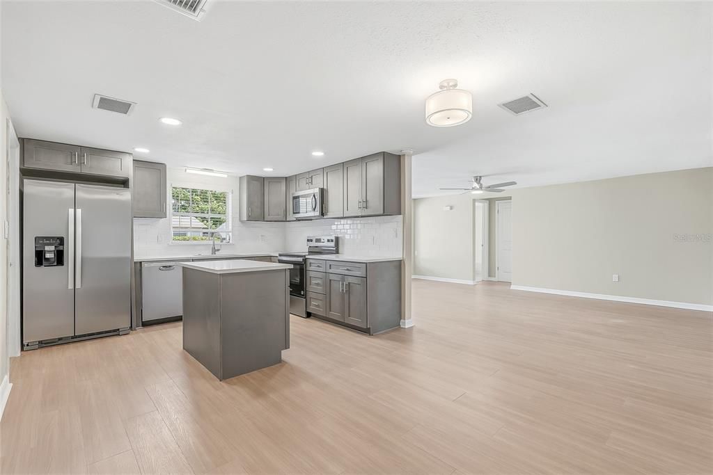 На продажу: $249,900 (2 спален, 2 ванн, 1225 Квадратных фут)
