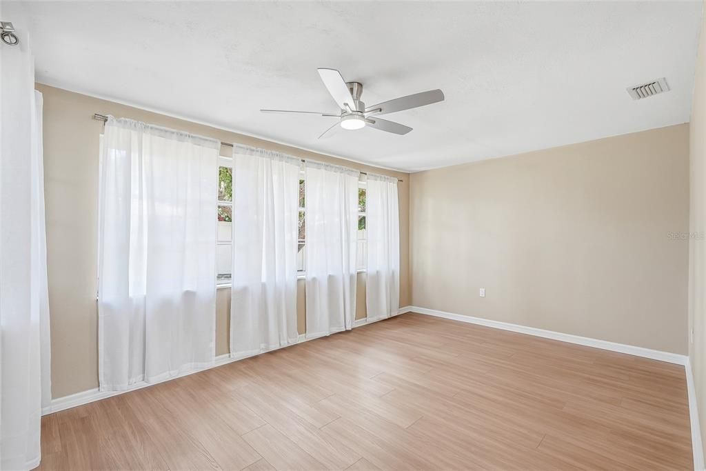 На продажу: $249,900 (2 спален, 2 ванн, 1225 Квадратных фут)